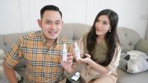 Owner MS Glow Shandy Purnamasari ( kanan)memperlihatan handsanitizer yang di bagikan kemasyarakat gratis.