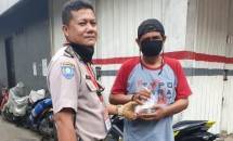 Tindakan Terpuji, Anggota Polsek Sawah Besar Bagi Makanan Siap Saji dan Air Mineral