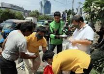 Dapoer Kasih berbagi makanan untuk Ojol