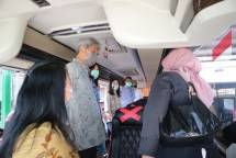 Angela Tanoesoedibjo saat meninjau kesiapan armada transportasi di Pool White Horse Tanggerang