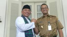 Gubernur DKI Jakarta Anies Baswedan bersama Wali Kota Bekasi Rahmat Effendi