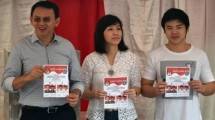 Gubernur DKI Jakarta mencoblos di TPS bersama keluarga. (BAY ISMOYO/AFP/Getty Images)