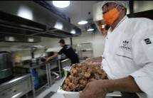 Setelah Makan Gratis di 1000 Warteg, ACT Kembali Kerahkan 10 Armada Humanity Food Van Gelar Ribuan Porsi Makanan Gratis Bagi Warga Terdampak Corona