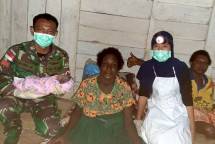 Prajurit Kostrad Bantu Proses Persalinan Mama Papua di Merauke