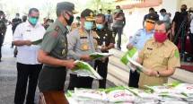 TNI Serahkan Ribuan APD dan Rapid Test