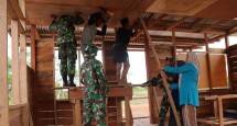 Prajurit TNI Bantu Warga Perbatasan Bangun Rumah