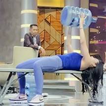 Presenter Cantik Maria Vania angkat galon