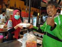 Ojol mengambil orderan makanan di BKB