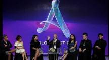 Presiden Direktur PT ICI Paints Indonesia, Jun de Dios (tengah) menjadi salah satu pembicara talk show ditemani oleh 6 desainersaat jumpa pers peluncuran Dulux Ambiance ColourMotion pada Jakarta Fashion & Food Festival 2017 di Kelapa Gading, Jakarta