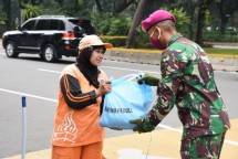 Korps Baret Ungu Berbagi Lima Ratus Paket Sembako dan Masker Cegah Covid-19 