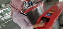 Herry menyampaikan pemilik kartu JakLingko dan JakCard tidak perlu khawatir karena bisa top up menggunakan aplikasi JakOne Mobile menggantikan uang tunai. 