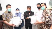 Seniman dan Bang Haji Rhoma Donasi 300 APD ke Tim Medis RSCM