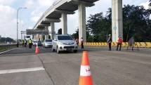 Puluhan Kendaraan Langgar Aturan PSBB di Tol JORR-S 