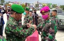 Marinir Sorong-Polri Bersinergi Peduli Dampak Covid-19