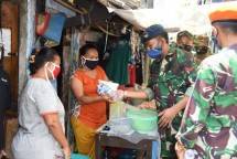 Dapur Umum TNI Bantu Mengatasi Kesulitan Rakyat Disekelilingnya