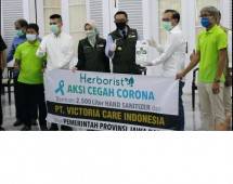 Gubernur Jawa Barat Ridwan Kamil, Sumardi Widjaja (COO Victoria Care Indonesia, baju putih sebelah kiri) & Billy Hatono Salim (CEO Victoria Care Indonesia, baju putih sebelah kanan)