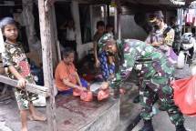 1.200 Nasi Bungkus Dibagikan Prajurit TNI-Polri untuk Warga Kapuk Jakarta 