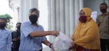 Direktur SDM Pelindo 1, M Hamied Wijaya memberikan bantuan berupa paket sembako kepada perwakilan warga di sekitar wilayah kerja Pelindo 1 di Belawan. Bantuan ini diberikan sebanyak 4000 paket sembako. 