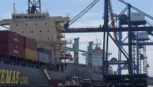 Aktivitas Pelabuhan Makassar 