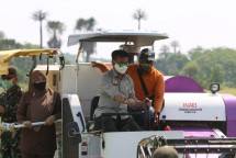 Menteri Pertanian Syahrul Yasin Limpo mengendarai traktor di sawah