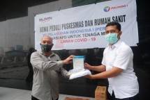 Direktur Teknik Pelindo 1 menyerahkan bantuan Alat Pelindung Diri (APD) pada tiga Rumah Sakit Rujukan Covid-19 di Sumatera Utara dan delapan Puskesmas di wilayah Medan Utara