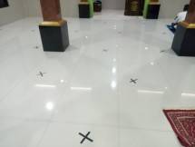 Suasana di dalam masjid untuk persiapan sholat tarawih sesuai protokol kesehatan (Foto:Ades pengurus masjid)