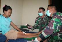 Prajutit TNI Merauke Obati Warga Akibat Kecelakaan Tunggal 