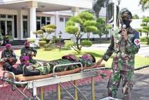 Prajurit Marinir Paham Evakuasi Pasien Positif Corona dengan Benar 
