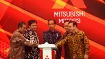Presiden Joko Widodo didampingi Menteri Perindustrian Airlangga Hartarto, Kepala BKPM Thomas Lembong, Wakil Gubernur Jawa Barat Deddy Mizwar, serta Chairman Mitsubishi Motor Corporation (MMC) Carlos Ghosn menekan tombol sirine bersama tanda Peresmian