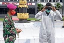 Prajurit Marinir Ikuti Latihan Evakuasi Pasien Positif Corona 