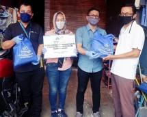 Branch Head WOMF Cabang Kemayoran, Partogi Siburian (paling kiri) dan Deputy Business Unit Head WOMF Jakarta Tangerang Serang (Jatase), Swito S. Sitompul (ketiga dari kiri), secara simbolis menyerahkan bantuan sembako Covid-19 bagi masyarakat Kelurahan Gunung Sahari, Kemayoran, Jakarta Pusat. Bantuan diterima langsung oleh Ketua RT 015/RW05, Fadli Abdillah di kediamannya.