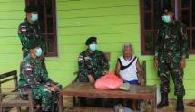 Prajurit Kostrad Bagikan Sembako di Distrik Eligobel Papua, Berkah Ramadhan