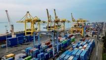 Bongkar muat peti kemas di Terminal Peti Kemas (TPK) yang dikelola Pelindo 1 selama triwulan I tahun 2020 sebanyak 211.026 box yang setara dengan 267.456 TEUs