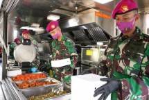 Prajurit Marinir Bagikan Menu Buka Puasa