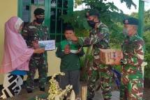 Prajurit Kostrad Perbatasan Merauke Bagikan Takjil di Tapal Batas 