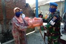 POM Marinir Terpanggil Donasi Sembako ke Masyarakat Surabaya
