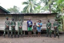 Prajurit Yonif 411 Kostrad Bagikan Sembako di Perbatasan RI-PNG