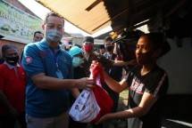 Masyarakat Terharu Saat Menerima Donasi Sembako dari Mensos Ari