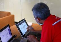 Direktur Network & IT Solution Telkom Zulhelfi Abidin menandatangani prasasti digital peresmian Modern City Kediri dan Tulungagung