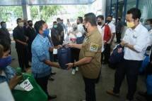 Sejumlah Sopir Taksi Jakarta Dapat Donasi dari Bamsoet 