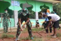 Satgas 411 Kostrad Merauke Bersihkan Masjid di Perbatasan