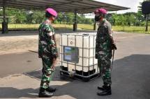 Danpasmar 2 Serahkan Cairan Disinfektan Cegah Penyebaran Covid --19 