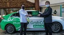 Menparekraf Wishnutama Kusubandio bersama President of Grab Indonesia, Ridzki Kramadibrata usai penandatanganan kerja sama perangi Covid-19