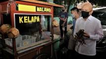 Menkop dan UKM Teten Masduki saat membagikan masker kain kepada pedagang