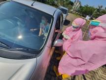 Proses Pengambilan Sampel Darah dengan Rapid Test Kit oleh Para Tenaga Medis Dalam Aksi Gerakan Kemanusiaan oleh Sinar Mas Land dan Homecare24