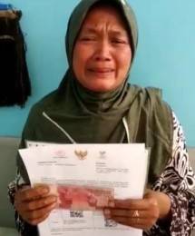 Bahagianya Ibu Nasiroh Terima Bansos Tunai dari Pemerintah