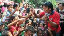 Masyarakat golongan rentan dan hampir miskin ini umumnya bekerja di sektor informal dan banyak yang sangat bergantung pada bantuan-bantuan pemerintah. 