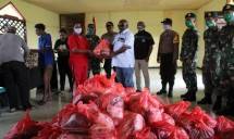 Prajurit Kostrad Merauke Distribusikan Donasi Sembako untuk Masyarakat 