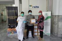 Baju putih : Ridwan Setiawan Ketua Yayasan Beramal Jariyah - Baju abu abu : Moch Iqbal Muslimin CEO Evermos - Kerudung pink : pihak RSHS