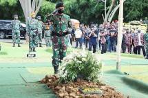 Panglima TNI Marsekal TNI Hadi Tjahjanto Pimpin Upacara Pemakaman Panglima TNI ke-16 Jendral TNI (Purn) Djoko Santoso